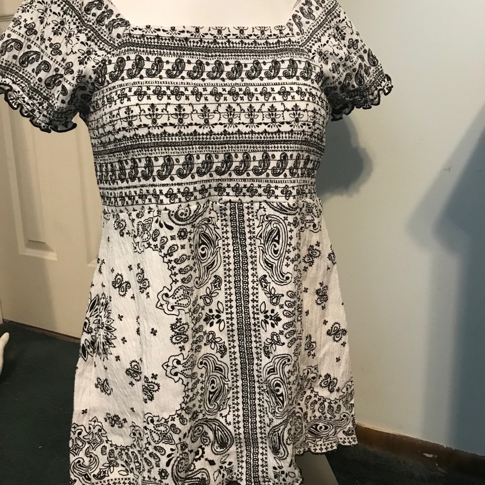 🌟HP!🌟Absolutely Famous paisley top